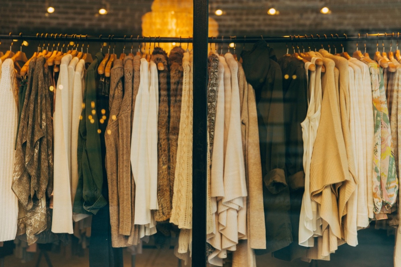 ecommerce-BESSE SUR ISSOLE-min_clothe_fashion_store_shop_window_store_front-21277