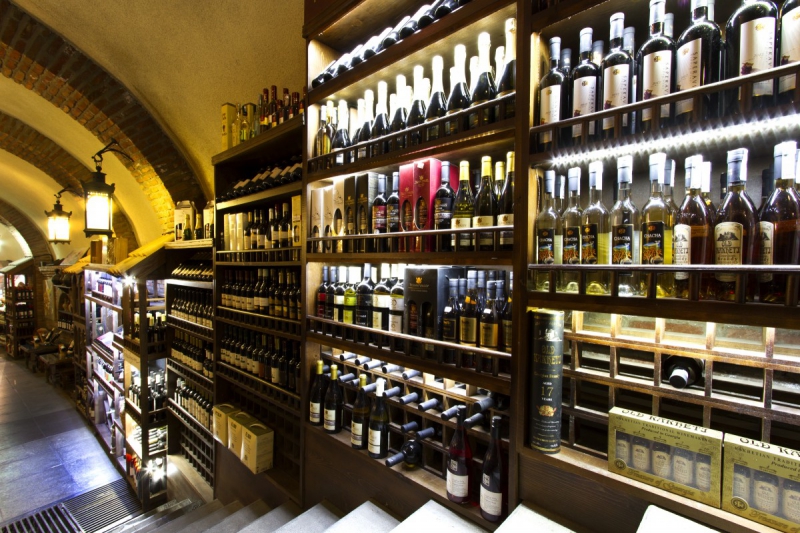 ecommerce-BESSE SUR ISSOLE-min_world_street_travel_shop_canon_georgia_wine_bottles-429767